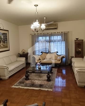 6 Bedroom House for Sale in Gulshan-e-Iqbal KDA Officers Society Karachi — photo 1
