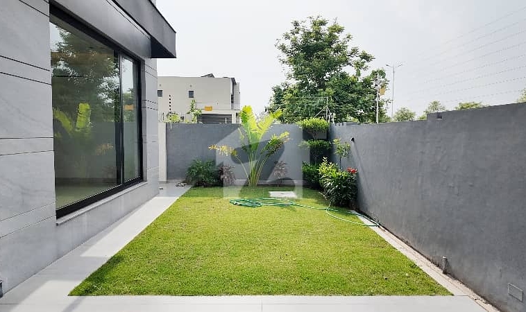 DHA Phase 7 - Block X 1 Kanal House Up For sale — photo 1