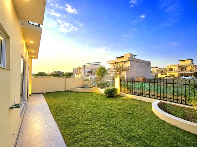 Elegant 14 Marla House With 3 Marla Extra Land — photo 1